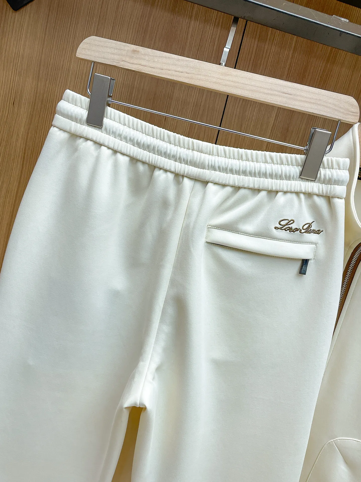 LP New Arrival counter Same Style casual suit, Breathable, comfortable and casual! Full of high-end feel! The details are exquisite and high-end, and the workmanship is impeccable! The original Premium fabric is very high-end! The fabric is crisp and anti-wrinkle Wear-Resistant, warm, neat and stylish. Everyone must buy a set this autumn and winter. They must look cool and cool when wearing them. We especially recommend Sizes M-3XL